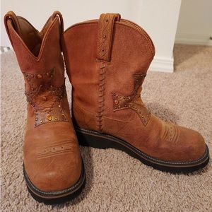Ariat brown cowboy boots in great condition, barely used. Good quality and cute.